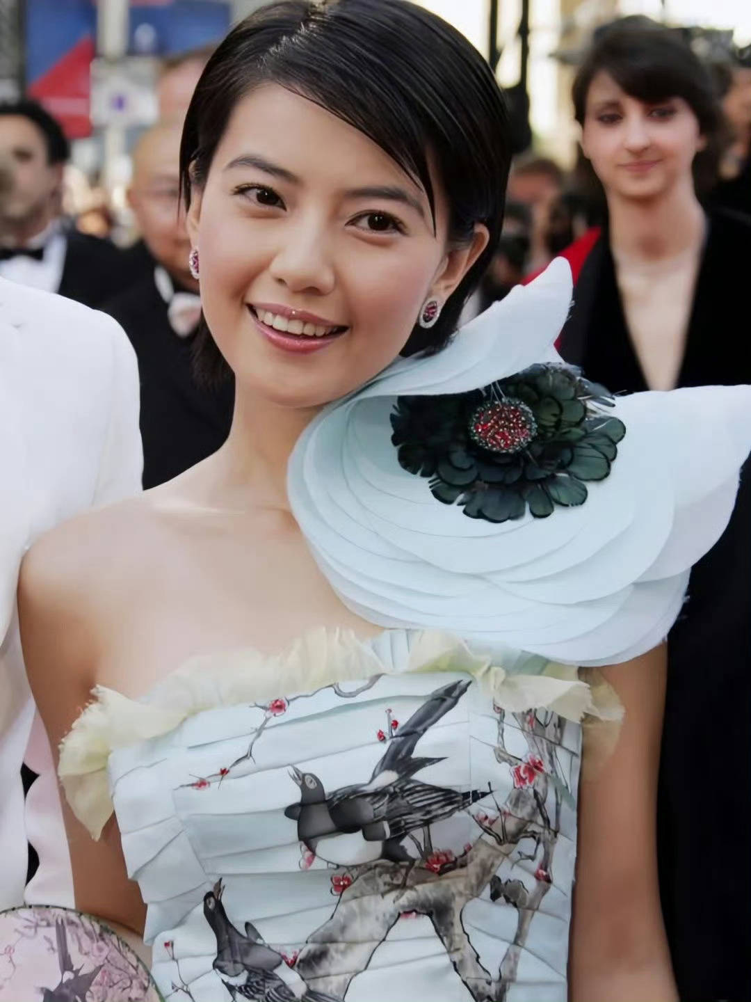 从美人鱼到孔雀公主，45岁高圆圆20年后再战戛纳，状态如何？