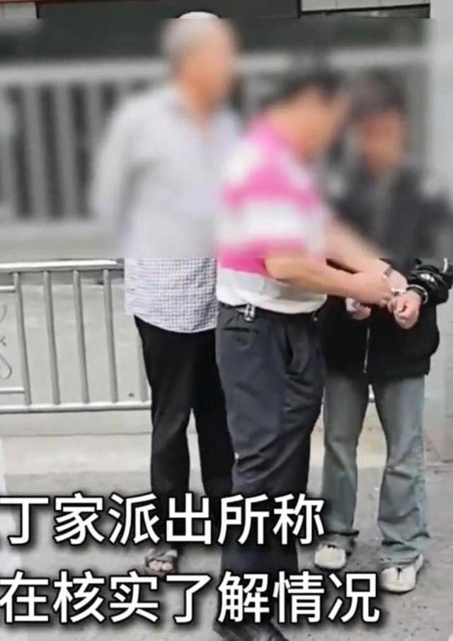 男孩被老翁用手铐铐在街头，重庆璧山警方追查手铐来源