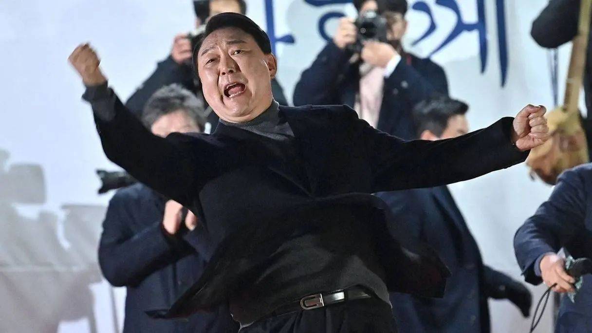 尹锡悦的天都塌了？韩国传出重磅消息，一边倒的舔美媚日路线走到头了