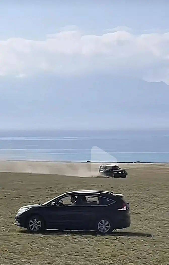游客在5A级景区驾车碾压草地，还玩漂移！最新回应