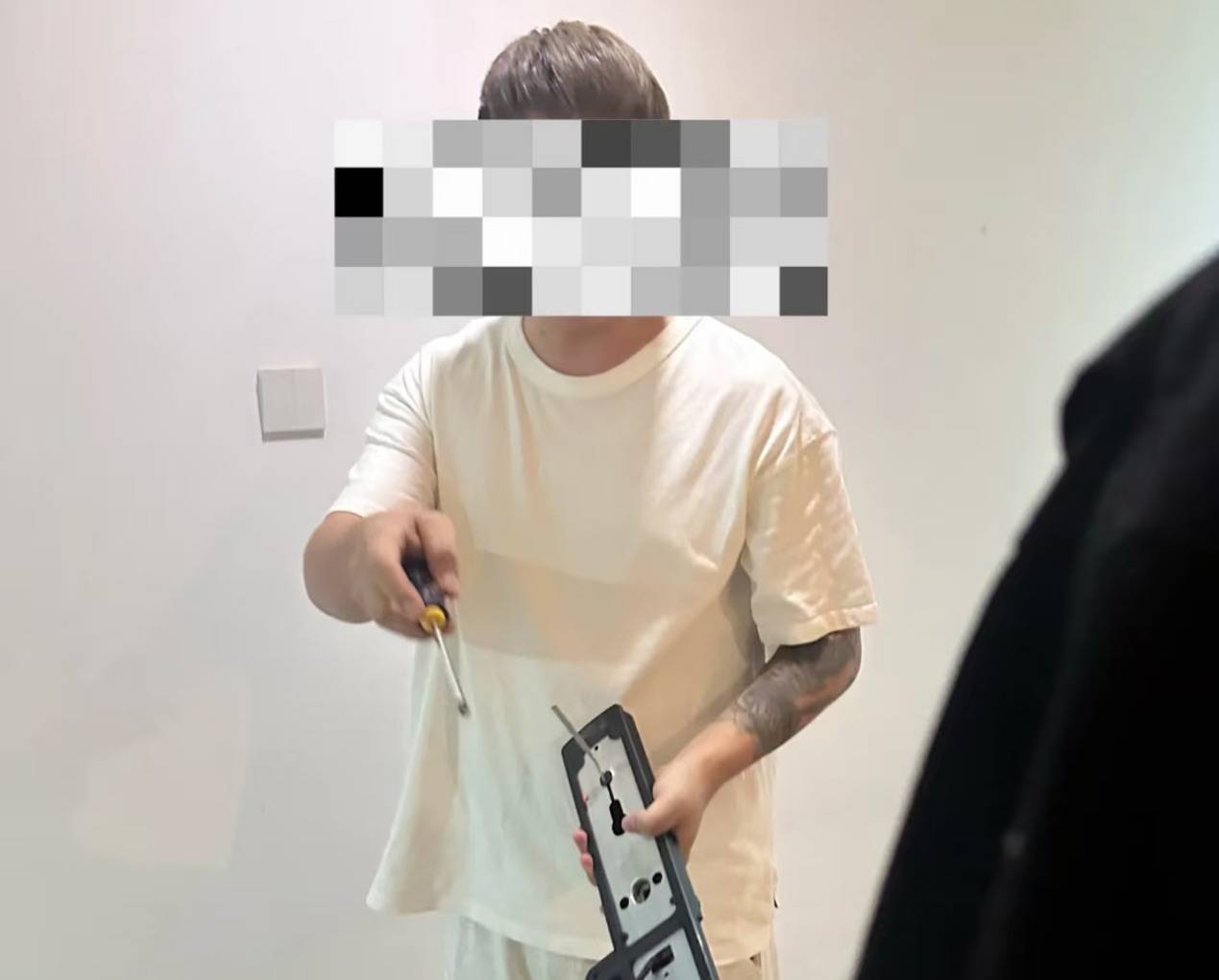 “晚上11点后锁门都不行？”宁波一女租客因反锁套房大门与公寓方起冲突遭撬锁，律师分析