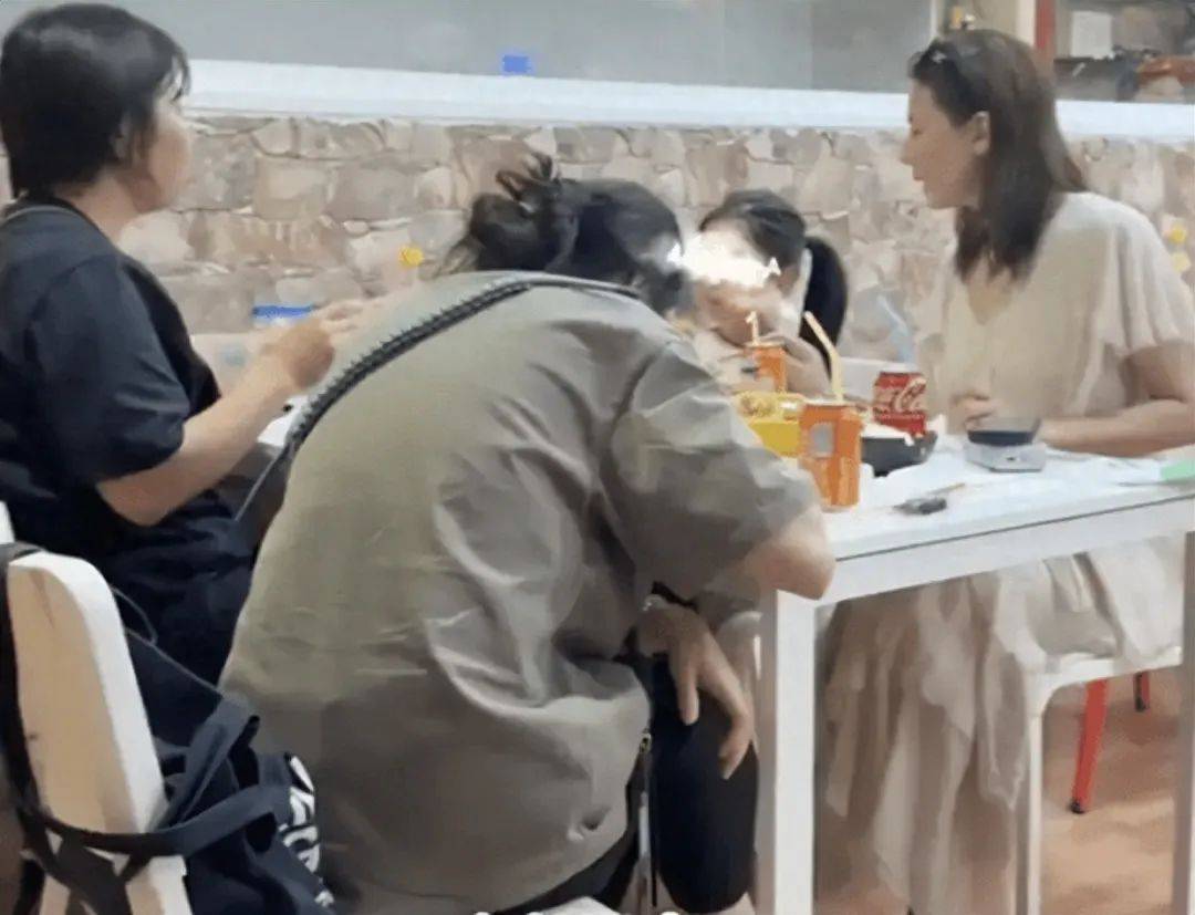 45岁高圆圆在西班牙素颜出镜，带6岁女儿吃麻辣烫被网友偶遇！网友：安静优雅都没有一点明星“架子”