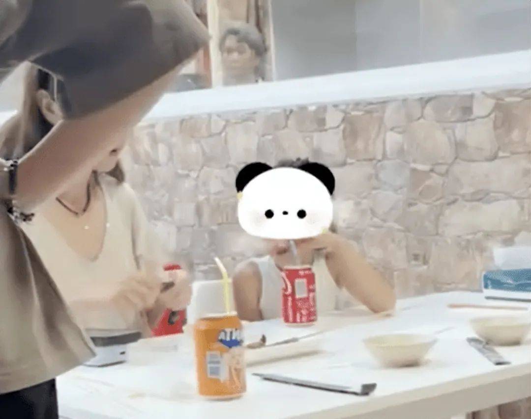 45岁高圆圆在西班牙素颜出镜，带6岁女儿吃麻辣烫被网友偶遇！网友：安静优雅都没有一点明星“架子”