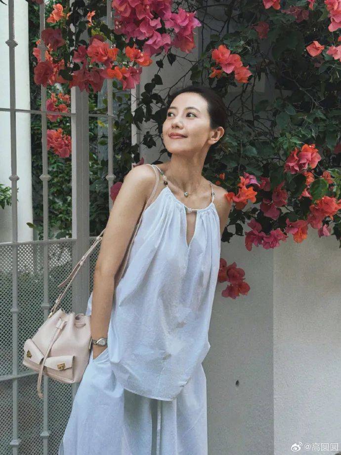 45岁高圆圆在西班牙素颜出镜，带6岁女儿吃麻辣烫被网友偶遇！网友：安静优雅都没有一点明星“架子”