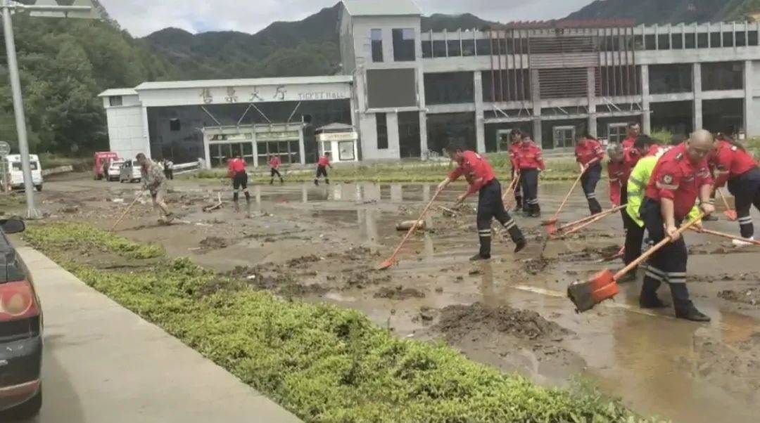 三四个小时下了200毫米！洛阳栾川、嵩县暴雨，多部门第一时间现场救援，800多名游客被疏散