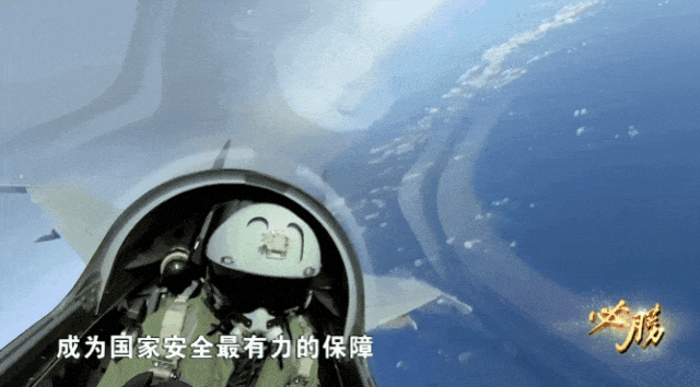 我军受阅飞行员披露惊人时刻：一人锁定两架外军战机！
