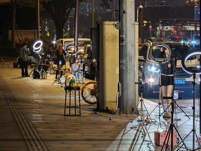 100米有近20个直播间,深夜的成都街头为何“长满”主播?