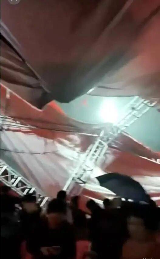 广东揭阳一戏台观众区雨篷积水突然倒塌，观众、演员急忙躲避，当地回应：正在核查处理