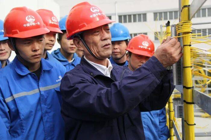 晨读·百年工运人物记 | 窦铁成:自学成才的“工人教授”