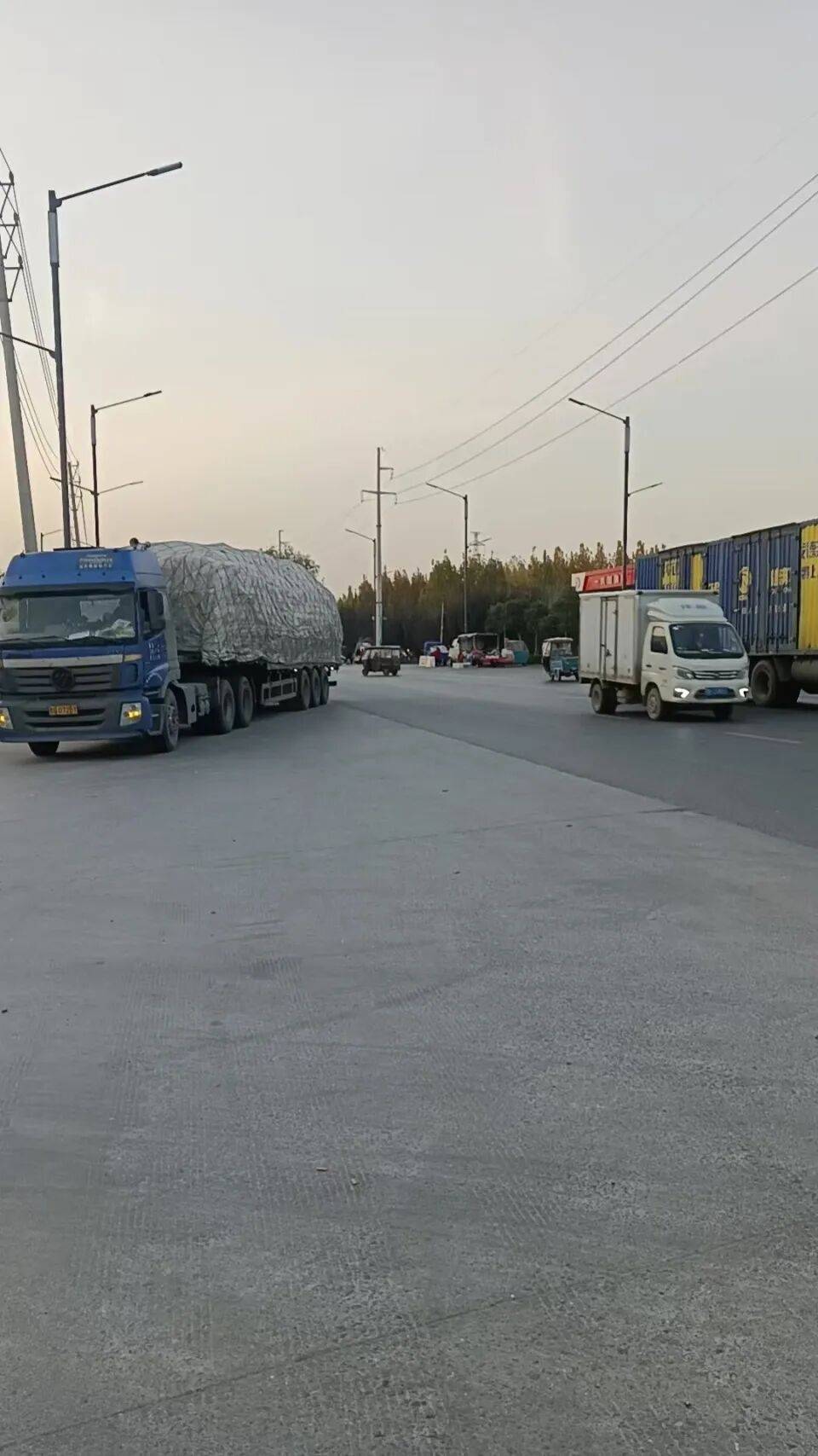 男子买馒头路上遇车祸不治身亡,肇事司机称遭远光灯照射闯祸,57.7万判赔款难执行