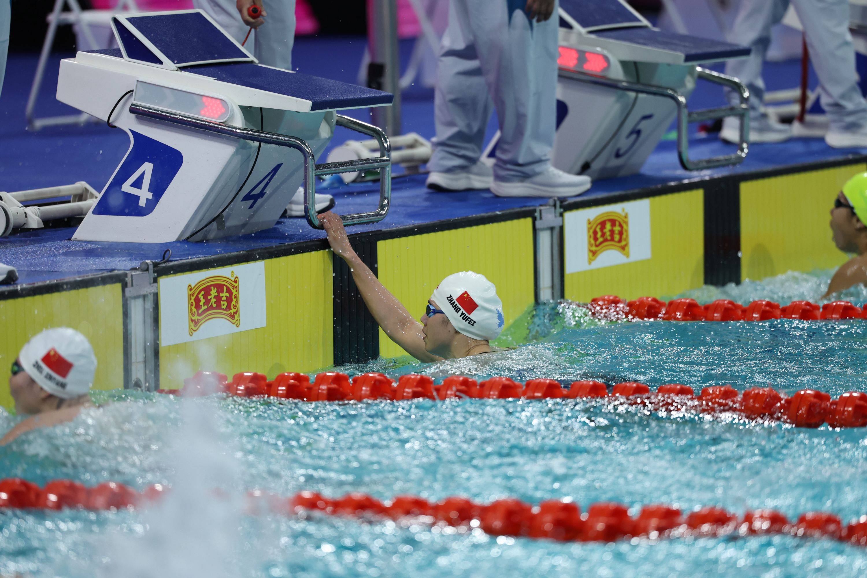 祝贺!张雨霏女子100米蝶泳夺冠,覃海洋男子100米蛙泳摘金