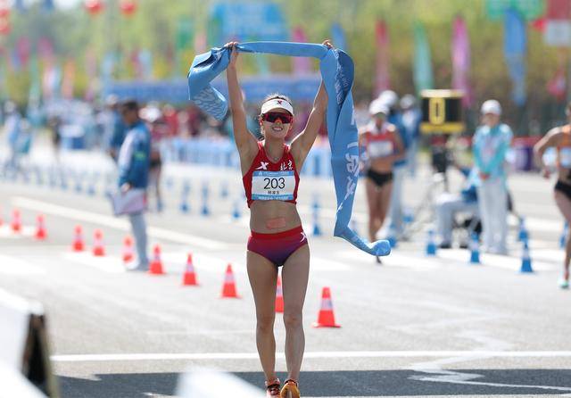 全运会丨女子20公里竞走决赛：杨家玉率先冲线