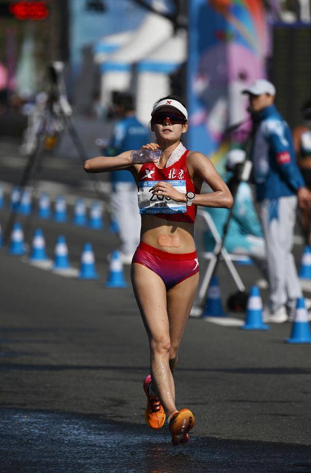 全运会丨女子20公里竞走决赛：杨家玉率先冲线