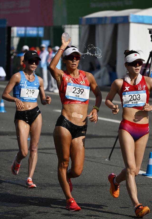 全运会丨女子20公里竞走决赛：杨家玉率先冲线