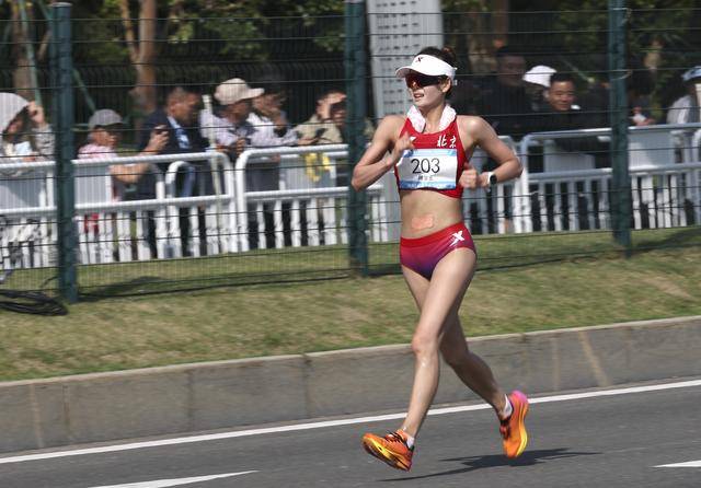 全运会丨女子20公里竞走决赛：杨家玉率先冲线