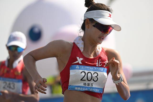 全运会丨女子20公里竞走决赛：杨家玉率先冲线