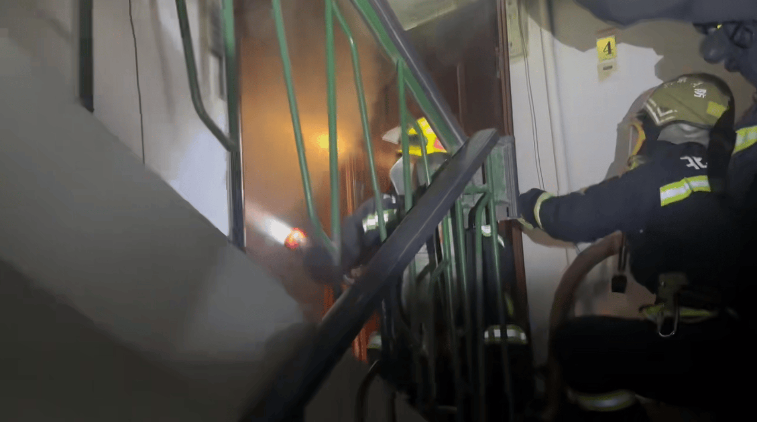 大爷晚上卧床吸烟引燃床垫后用水浇灭，持续阴燃凌晨引发大火