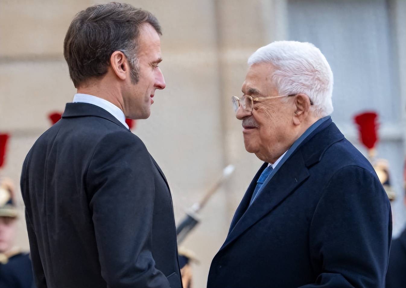 美国拦不住了！登上访华专机前，当着全世界的面，马克龙做了一个大胆决定，日本加拿大急得跳脚？