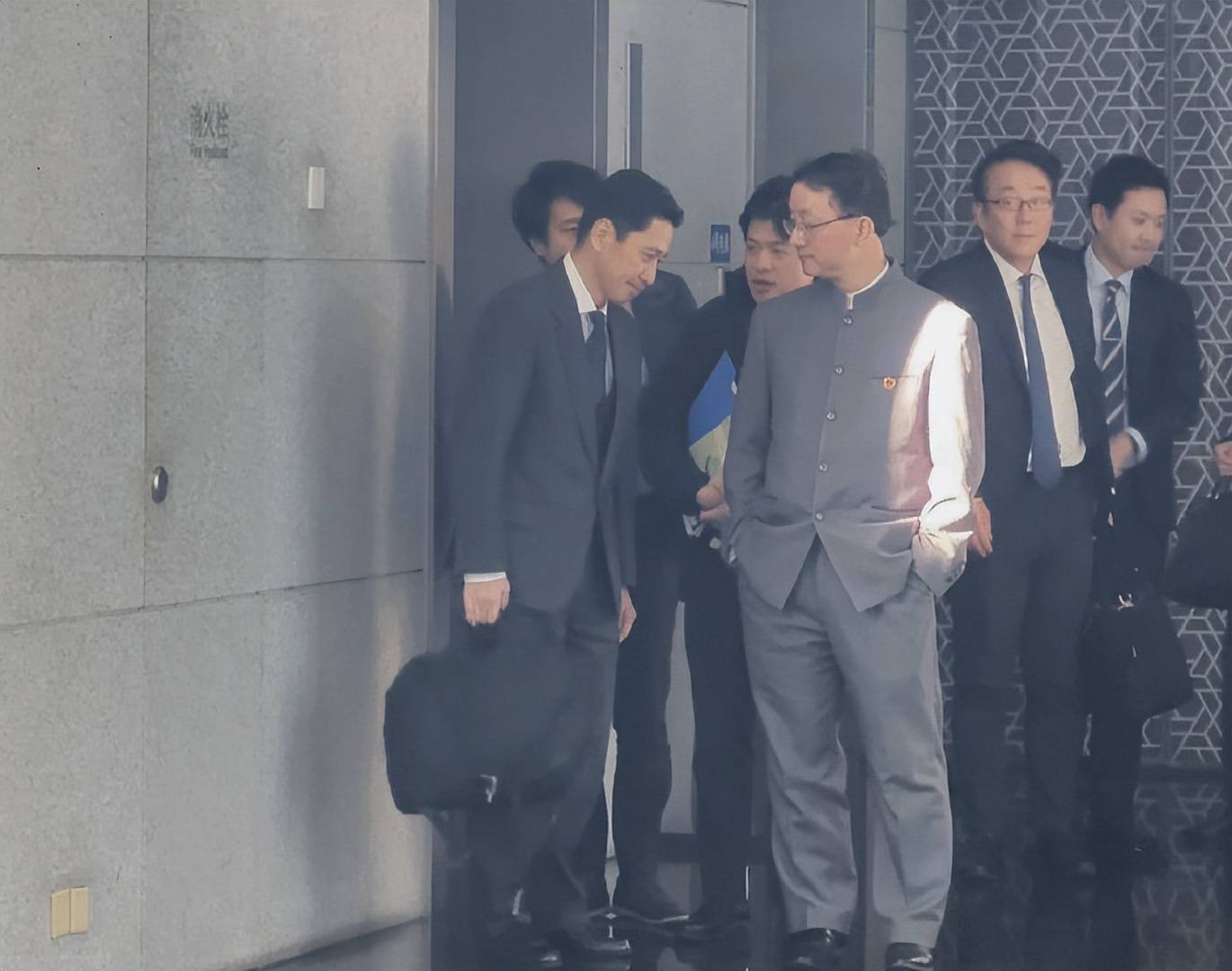 接连3天3个不受欢迎的人访华，释放出怎样的信号?
