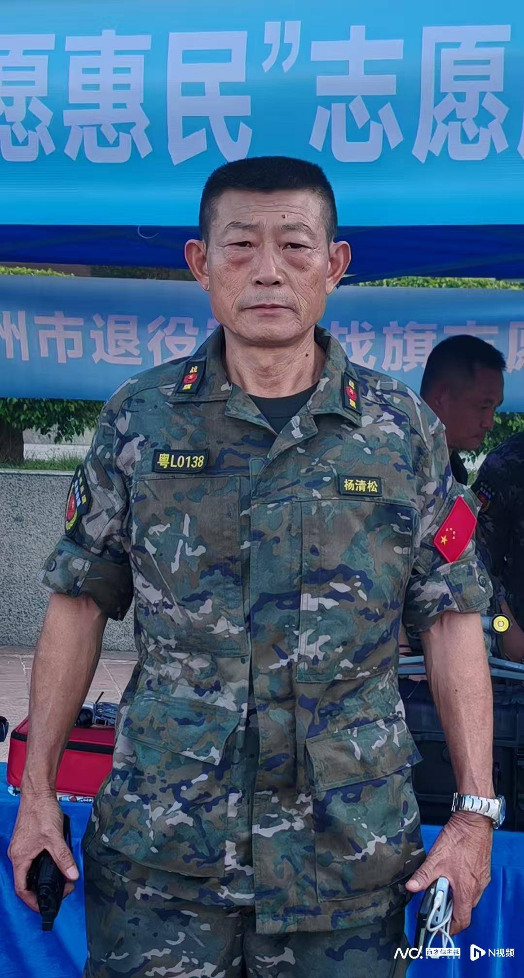 广东惠州一男子摔倒在车流中，退役军人毫不犹豫冲上前去