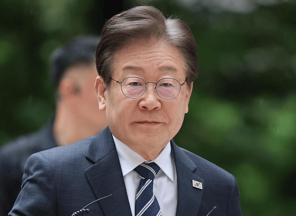 高市早苗改口，是因为拿到中方口信？李在明表态，美韩专机将抵华