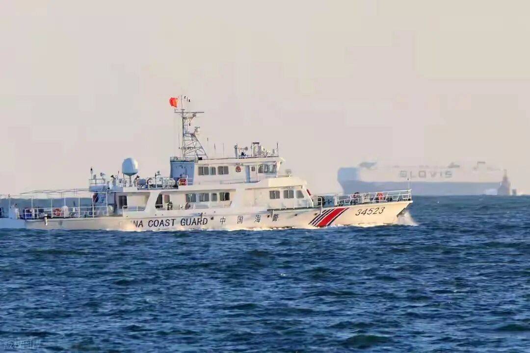 055大驱挂联合国旗巡航琉球！从争议到实控的绝杀，美日只剩嘴硬