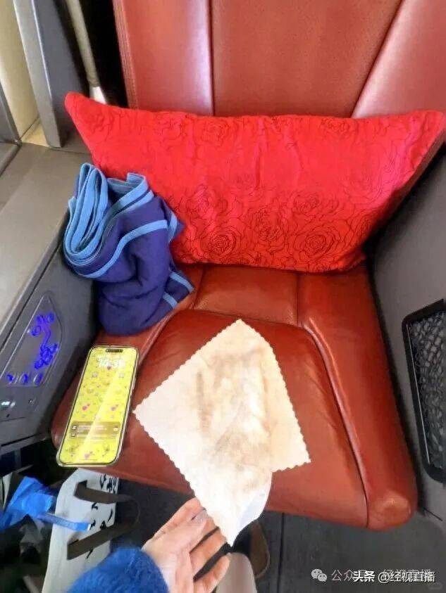 “就是脏，不是掉色！”网友吐槽高价购买的高铁商务座，一擦全是黑印！12306回应
