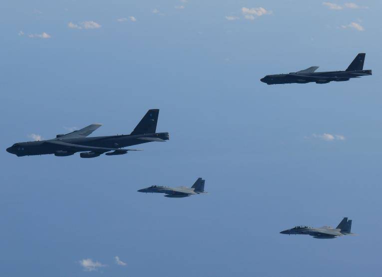 美轰炸机来了，不许中国改变现状？遇上歼16，将重现猎火鸡名场面