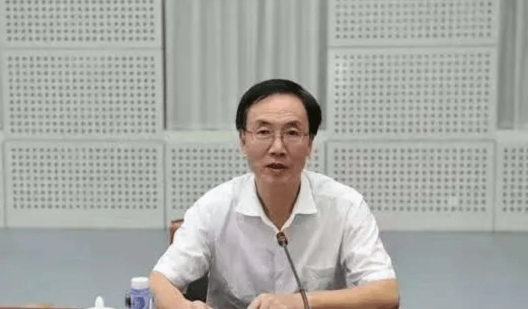 70岁的江西省政协原副主席胡幼桃被开除党籍，通报指其违规干预和插手执法活动