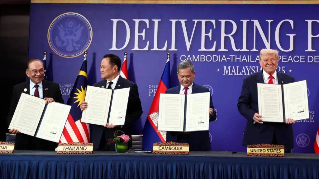 柬埔寨出动PHL-03型300毫米远火，3发火箭弹准确命中泰军据点？