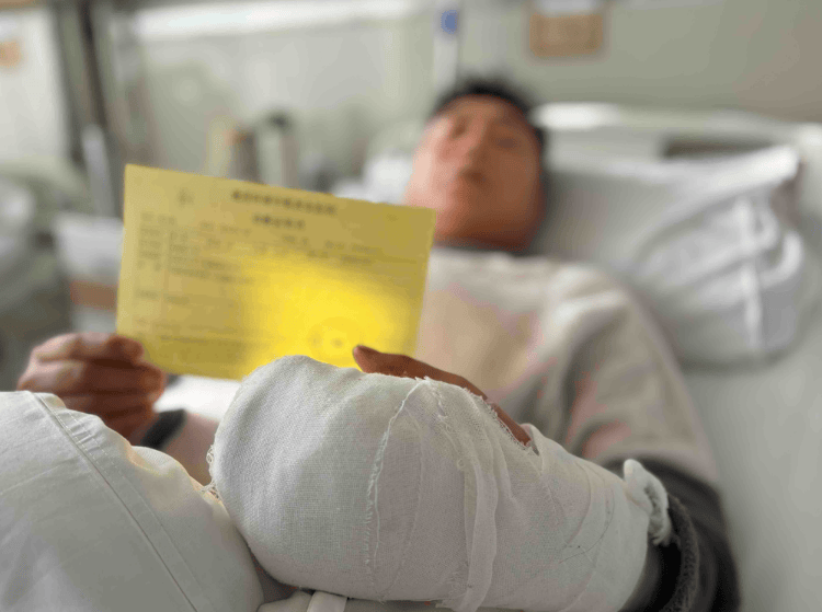 西安一保安把业主手指咬骨折，保安公司：还没正式入职，是个人行为