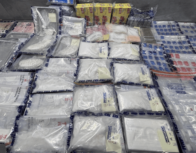 香港警方拘捕3名涉制毒贩毒人员，包括知名歌手罗启聪，详情披露：现场有大批毒品和制毒工具，查获7.9公斤可卡因等市值约774万港元