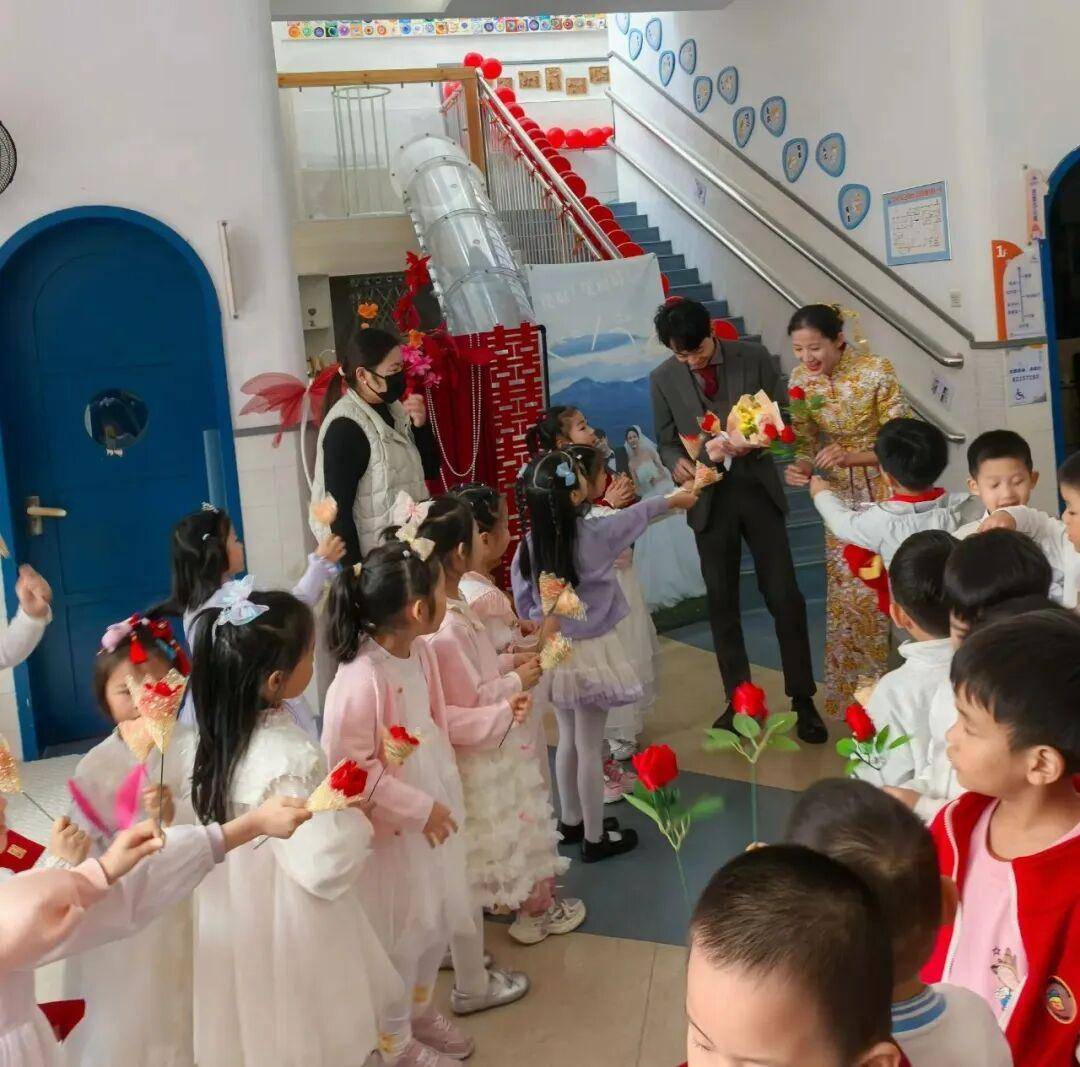 广东一老师在幼儿园内办婚礼，全园孩子都来迎亲吃席