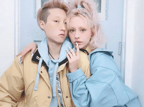 考古|小龙女正式与成龙和解？被曝生活拮据遭父亲经济支援，叛逆多年的她终成熟