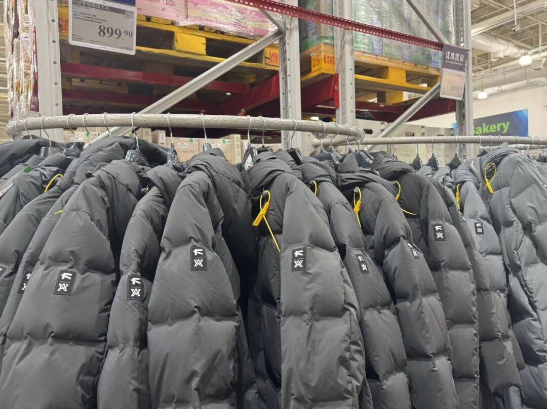 中产涌入超市抢300元羽绒服
