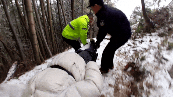 “脚断了，这辈子完了！”游客在1200米山上赏雪受伤，浙江民警带4人将其抬下：我是民警，我得在第一个