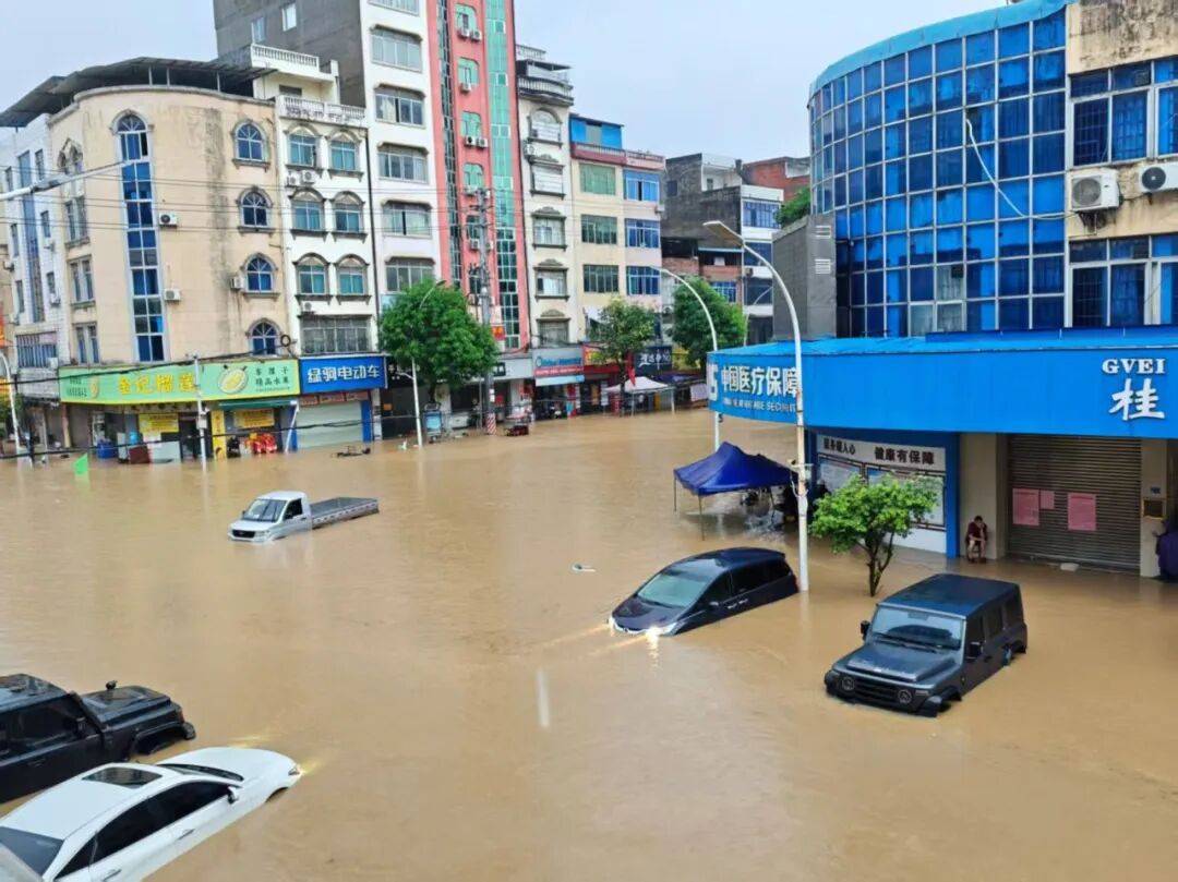 桂平平南凌晨暴雨到大暴雨！22个乡镇超100毫米！未来三天强降雨叠加，贵港辖区暴雨灾害风险高！